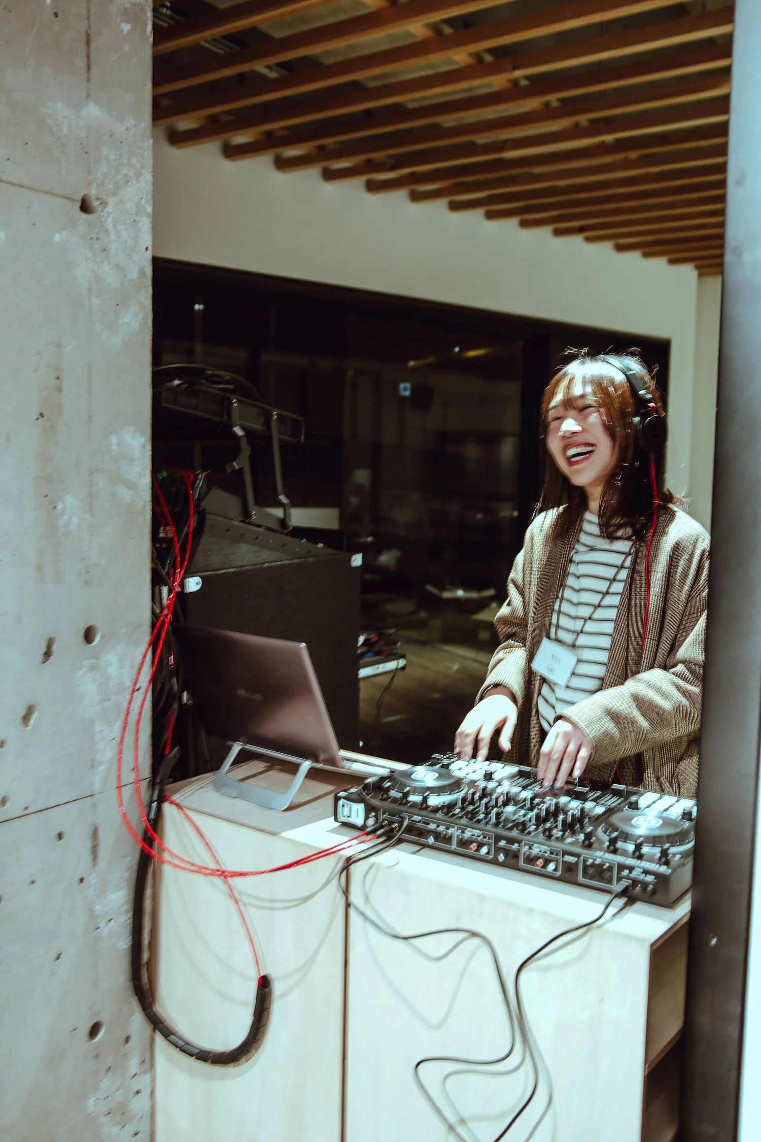 POP-UP NOWの入口でDJが音楽を選ぶ様子